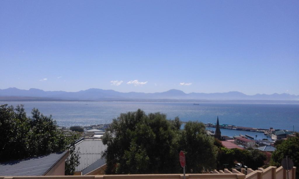 94 On Rodger Hotel Mosselbaai Buitenkant foto